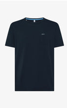 Carica l&#39;immagine nel visualizzatore di Gallery, T-shirt mezza manica con taschino
