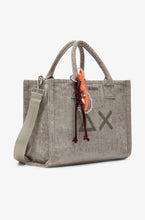 Carica l'immagine nel visualizzatore di Gallery, Shopping bag media in velluto
