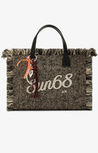 Carica l'immagine nel visualizzatore di Gallery, Shopping bag media in lana con frange
