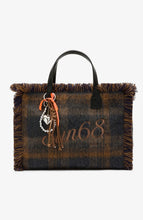 Carica l'immagine nel visualizzatore di Gallery, Shopping bag media in lana con frange
