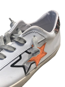 Sneakers low in pelle bianca con dettagli rame e multicolor ed effetto "used"