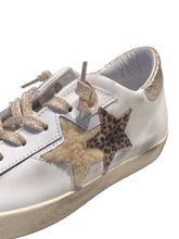 Carica l&#39;immagine nel visualizzatore di Gallery, Sneakers low i pelle bianca con dettagli in crosta ed ecofur con effetto &quot;used&quot;
