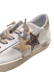 Sneakers low i pelle bianca con dettagli in crosta ed ecofur con effetto "used"
