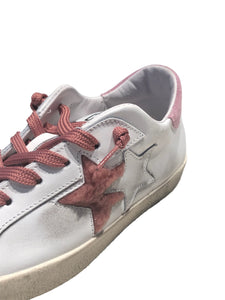 Sneakers low in pelle con dettagli in crosta ed ecofur con effetto "used"