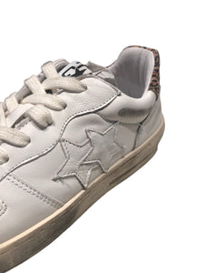 Sneakers padel in pelle bianca e dettagli leopardati con effetto "used"