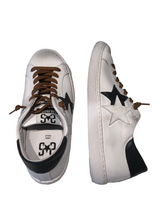 Carica l&#39;immagine nel visualizzatore di Gallery, Sneakers in pelle bianca dettagli blu
