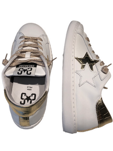 Sneakers in pelle bianca con dettagli oro