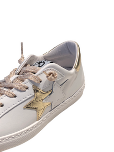 Sneakers in pelle bianca con dettagli oro