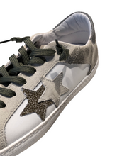 Carica l&#39;immagine nel visualizzatore di Gallery, Sneakers in pelle bianca con dettagli ghiaccio e verde
