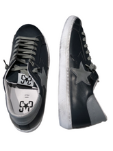 Carica l&#39;immagine nel visualizzatore di Gallery, Sneakers in pelle vegan grigio scuro con dettagli grigio chiara

