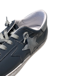 Sneakers in pelle vegan grigio scuro con dettagli grigio chiara