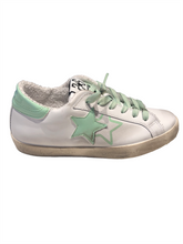 Carica l&#39;immagine nel visualizzatore di Gallery, Sneakers in pelle bianca con dettagli verde menta
