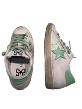 Carica l&#39;immagine nel visualizzatore di Gallery, Sneakers in pelle bianca con dettagli verde menta
