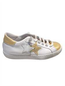 Sneakers in pelle bianca con dettagli giallo/oro effetto martellato