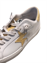 Carica l&#39;immagine nel visualizzatore di Gallery, Sneakers in pelle bianca con dettagli giallo/oro effetto martellato
