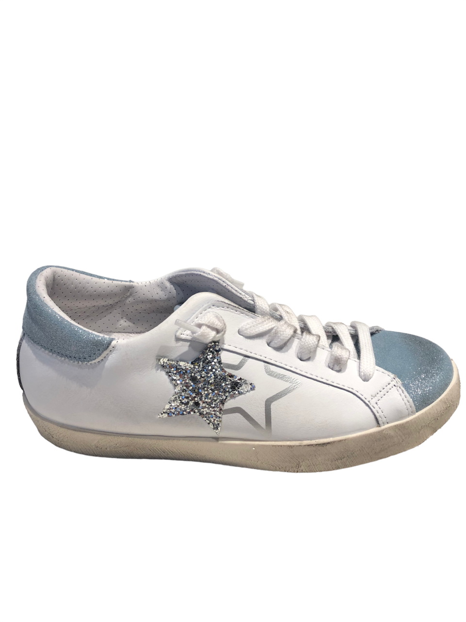 Sneakers in pelle bianca con dettagli in suede azzurro glitterato argento