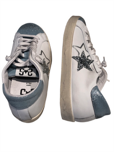 Sneakers in pelle bianca con dettagli in suede azzurro glitterato argento