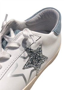 Sneakers in pelle bianca con dettagli in suede azzurro glitterato argento