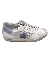 Carica l&#39;immagine nel visualizzatore di Gallery, Sneakers in pelle bianca con dettagli in suede grigio
