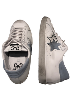 Sneakers in pelle bianca con dettagli in suede grigio