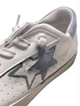 Carica l&#39;immagine nel visualizzatore di Gallery, Sneakers in pelle bianca con dettagli in suede grigio
