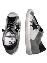 Carica l&#39;immagine nel visualizzatore di Gallery, Sneakers in suede grigio chiaro con dettagli  grigio scuro/nero
